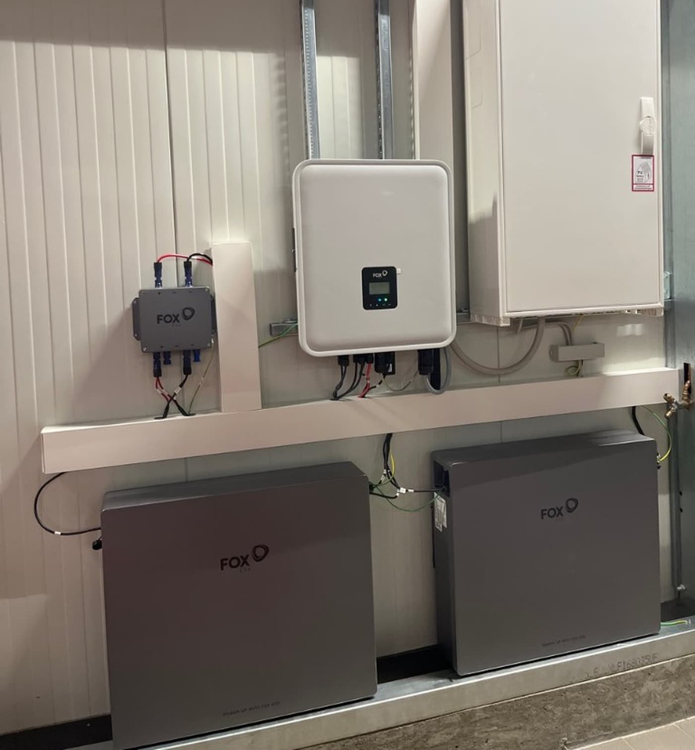 Zwei graue FOX ESS Batteriespeichermodule vollständig an der Wand